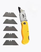 Нож строительный складной пластик/резина рукоять (+5 сменных трапециевидных лезвий 18мм) PK003